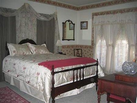 Elmira'S Painted Lady Bed & Breakfast Oda fotoğraf